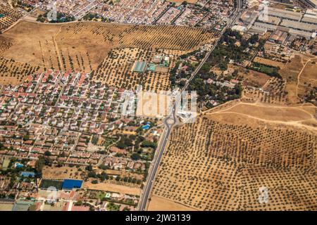 Sevilla, Spanien - 19. August 2022 kommerzieller Flug zwischen der Stadt Sevilla in Spanien und Tetouan in Marokko, Blick vom Himmel des Landes und der Stockfoto