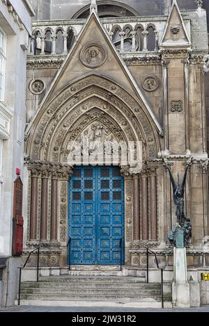 Eingang zu St. Michael, Cornhill, mit Kriegsdenkmal auf der rechten Seite Stockfoto