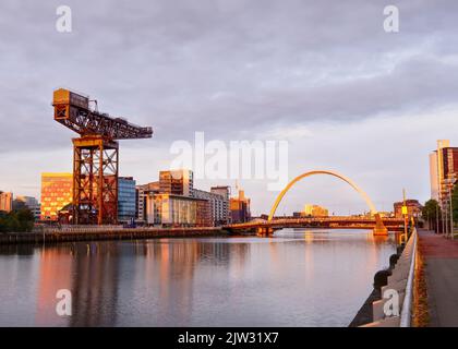 Glasgow, Schottland, Großbritannien, August 21. 2022, Clydeport Crane bei Finnieston neben der Clyde Arc-Brücke in Glasgow Stockfoto