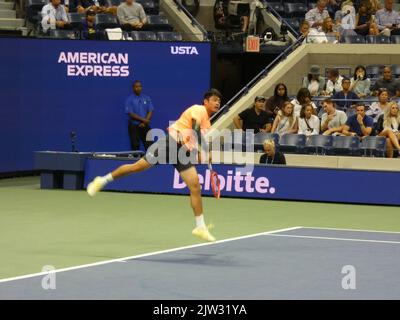 New York, USA. . 03. September 2022. 2022 US Open Tennis Championship, Flushing Meadows, NY, USA. 2. September 2022. Der Herausforderer Wu Yibing, der beim US Open Tennisturnier 2022 auftritt, scheitert daran, den 2021 verteidigenden US Open Champion Daniil Medvedev in drei Sätzen (6-4, 6-2, 6-2) aus dem Turnier zu lösen und Geschichte als erster chinesischer männlicher Tennisspieler zu schreiben, der bei einem US Open Turnier auf 3. Runden vorrücken konnte. Kredit: ©Julia Mineeva/EGBN TV News/Alamy Live News Kredit: Julia Mineeva/EGBN TV News/Alamy Live News/Alamy Live News Stockfoto