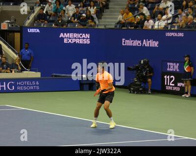 New York, USA. . 03. September 2022. 2022 US Open Tennis Championship, Flushing Meadows, NY, USA. 2. September 2022. Der Herausforderer Wu Yibing, der beim US Open Tennisturnier 2022 auftritt, scheitert daran, den 2021 verteidigenden US Open Champion Daniil Medvedev in drei Sätzen (6-4, 6-2, 6-2) aus dem Turnier zu lösen und Geschichte als erster chinesischer männlicher Tennisspieler zu schreiben, der bei einem US Open Turnier auf 3. Runden vorrücken konnte. Kredit: ©Julia Mineeva/EGBN TV News/Alamy Live News Kredit: Julia Mineeva/EGBN TV News/Alamy Live News/Alamy Live News Stockfoto