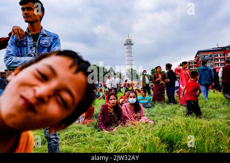 Kathmandu, Nepal. 03. September 2022. Während des Gaura Parva Festivals in Kathmandu sehen die Menschen zu, wie nepalesische Anhänger in traditionellen Trachten tanzen. Das Gaura-Fest wird von Menschen aus der Region im äußersten Westen Nepals gefeiert, um der Hochzeit der Göttin Gaura (Parvati) mit Lord Shiva zu gedenken, indem sie den ganzen Tag für das Glück und den Wohlstand ihrer Familie fasten. Kredit: SOPA Images Limited/Alamy Live Nachrichten Stockfoto