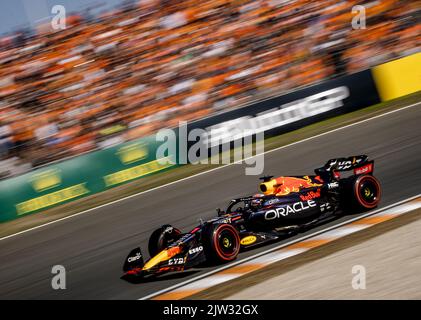 ZANDVOORT - Max Verstappen (1) mit dem Oracle Red Bull Racing RB18 Honda während des freien Trainings 3. vor dem Großen Preis der Niederlande F1 auf dem Circuit van Zandvoort am 3. September 2022 in Zandvoort, Niederlande. ANP SEM VAN DER WAL Stockfoto