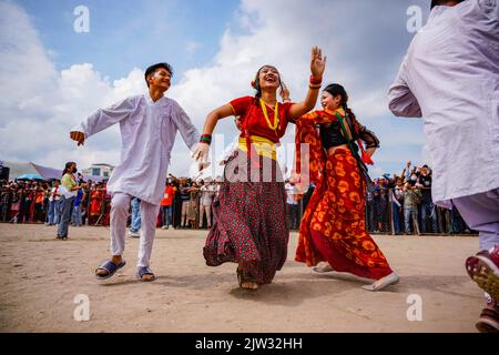 Kathmandu, Nepal. 03. September 2022. Nepalesische Anhänger tanzten in traditionellen Trachten während des Gaura Parva Festivals in Kathmandu. Das Gaura-Fest wird von Menschen aus der Region im äußersten Westen Nepals gefeiert, um der Hochzeit der Göttin Gaura (Parvati) mit Lord Shiva zu gedenken, indem sie den ganzen Tag für das Glück und den Wohlstand ihrer Familie fasten. (Foto: Skanda Gautam/SOPA Images/Sipa USA) Quelle: SIPA USA/Alamy Live News Stockfoto