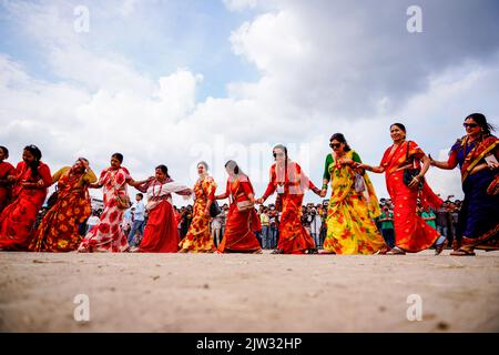 Kathmandu, Nepal. 03. September 2022. Nepalesische Anhänger tanzten in traditionellen Trachten während des Gaura Parva Festivals in Kathmandu. Das Gaura-Fest wird von Menschen aus der Region im äußersten Westen Nepals gefeiert, um der Hochzeit der Göttin Gaura (Parvati) mit Lord Shiva zu gedenken, indem sie den ganzen Tag für das Glück und den Wohlstand ihrer Familie fasten. (Foto: Skanda Gautam/SOPA Images/Sipa USA) Quelle: SIPA USA/Alamy Live News Stockfoto