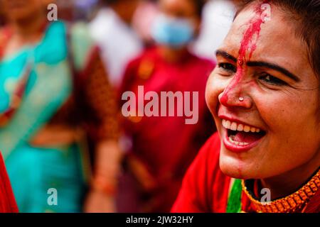 Kathmandu, Nepal. 03. September 2022. Ein Anhänger tanzt während des Gaura Parva Festivals in Kathmandu. Das Gaura-Fest wird von Menschen aus der Region im äußersten Westen Nepals gefeiert, um der Hochzeit der Göttin Gaura (Parvati) mit Lord Shiva zu gedenken, indem sie den ganzen Tag für das Glück und den Wohlstand ihrer Familie fasten. (Foto: Skanda Gautam/SOPA Images/Sipa USA) Quelle: SIPA USA/Alamy Live News Stockfoto