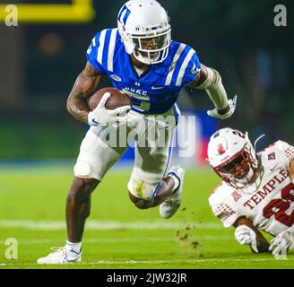 2. September 2022: Jalon Calhoun (5), Senior der Duke University, läuft mit dem Ball nach dem Fang während des NCAA-Fußballspiels zwischen der Temple University und der Duke University im Wallace Wade Stadium, Durham, North Carolina. Herzog besiegte Tempel 30-0. David Beach/CSM Credit: CAL Sport Media/Alamy Live News Stockfoto