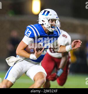 2. September 2022: Riley Leonard (13) kriegt während des NCAA-Fußballspiels zwischen der Temple University und der Duke University im Wallace Wade Stadium, Durham, North Carolina, zusammen. Herzog besiegte Tempel 30-0. David Beach/CSM Credit: CAL Sport Media/Alamy Live News Stockfoto