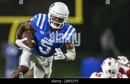 2. September 2022: Jalon Calhoun (5), Senior der Duke University, läuft mit dem Ball nach dem Fang während des NCAA-Fußballspiels zwischen der Temple University und der Duke University im Wallace Wade Stadium, Durham, North Carolina. Herzog besiegte Tempel 30-0. David Beach/CSM Credit: CAL Sport Media/Alamy Live News Stockfoto