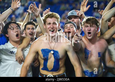 2. September 2022: Duke-Fans während des NCAA-Fußballspiels zwischen der Temple University und der Duke University im Wallace Wade Stadium, Durham, North Carolina. Herzog besiegte Tempel 30-0. David Beach CSM Credit: CAL Sport Media/Alamy Live News Stockfoto