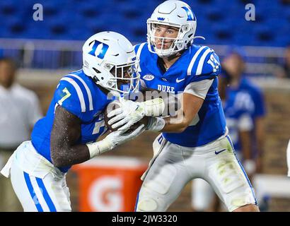 2. September 2022: Die Duke University Sophmore Riley Leonard (13) gibt dem Junior Jordan Waters (7) der Duke University während des NCAA-Fußballspiels zwischen der Temple University und der Duke University im Wallace Wade Stadium, Durham, North Carolina, den Ball ab. Herzog besiegte Tempel 30-0. David Beach CSM Credit: CAL Sport Media/Alamy Live News Stockfoto