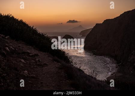 Morgenlicht bricht über Cove auf Santa Cruz Island auf den Channel Islands Stockfoto