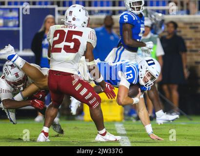 2. September 2022: Der Sophmore der Duke University Riley Leonard (13) stürzt sich während des NCAA-Fußballspiels zwischen der Temple University und der Duke University im Wallace Wade Stadium, Durham, North Carolina, um weitere Meter nach vorne. Herzog besiegte Tempel 30-0. David Beach CSM Credit: CAL Sport Media/Alamy Live News Stockfoto