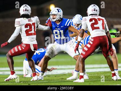 2. September 2022: Nicky Dalmolin (81), Juniorin der Duke University, blockiert während eines NCAA-Fußballspiels zwischen der Temple University und der Duke University im Wallace Wade Stadium, Durham, North Carolina, einen Extrapunkt. Herzog besiegte Tempel 30-0. David Beach CSM Credit: CAL Sport Media/Alamy Live News Stockfoto