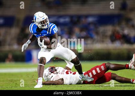 2. September 2022: Duke University sophmore Jaquez Moore (20) spielt Ball während des NCAA-Fußballspiels zwischen der Temple University und der Duke University im Wallace Wade Stadium, Durham, North Carolina. Herzog besiegte Tempel 30-0. David Beach CSM Credit: CAL Sport Media/Alamy Live News Stockfoto