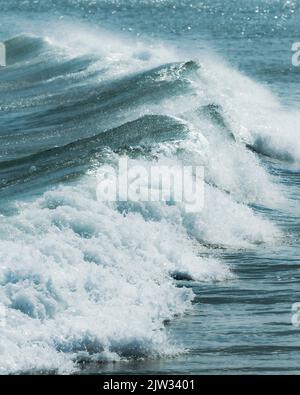 Am Praa Sands Beach Cornwall stürzten die Moody Waves in die Küste. Stockfoto