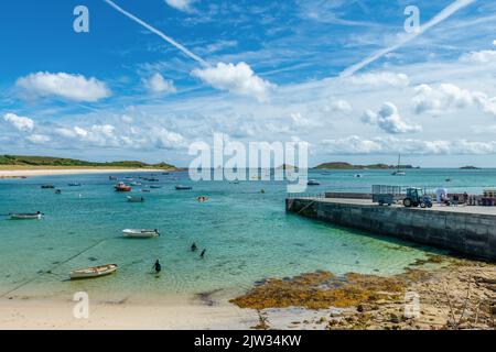 Higher Town Quay, St. Martin's, Scilly-Inseln an einem sonnigen Augusttag bei perfektem Wetter. Stockfoto