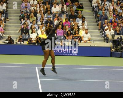 New York, USA. 03. September 2022. 2022 US Open Tennis Championship, Flushing Meadows, NY, USA. 2. September 2022. Die Grand-Slam-Tennislegende Serena Williams, die wahrscheinlich zum letzten Mal in ihrer Karriere beim US Open Tennis Turnier 2022 antritt, weicht anmutig der Herausfordererin der nächsten Generation, Ajla Tomljanovic, in drei spannenden Sätzen 7-5, 6-7(4), 6-1, während der Turnierrunde 3.. Williams verließ damit etwas unerwartet den Ort ihrer früheren Triumps zu einem frühen Zeitpunkt in einer US Open Championship, einem Ort, der zuvor als ihr unumstrittenes Territorium galt. Kredit: ©Julia M Stockfoto