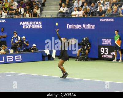 New York, USA. 03. September 2022. 2022 US Open Tennis Championship, Flushing Meadows, NY, USA. 2. September 2022. Die Grand-Slam-Tennislegende Serena Williams, die wahrscheinlich zum letzten Mal in ihrer Karriere beim US Open Tennis Turnier 2022 antritt, weicht anmutig der Herausfordererin der nächsten Generation, Ajla Tomljanovic, in drei spannenden Sätzen 7-5, 6-7(4), 6-1, während der Turnierrunde 3.. Williams verließ damit etwas unerwartet den Ort ihrer früheren Triumps zu einem frühen Zeitpunkt in einer US Open Championship, einem Ort, der zuvor als ihr unumstrittenes Territorium galt. Kredit: ©Julia M Stockfoto