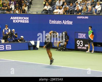 New York, USA. 03. September 2022. 2022 US Open Tennis Championship, Flushing Meadows, NY, USA. 2. September 2022. Die Grand-Slam-Tennislegende Serena Williams, die wahrscheinlich zum letzten Mal in ihrer Karriere beim US Open Tennis Turnier 2022 antritt, weicht anmutig der Herausfordererin der nächsten Generation, Ajla Tomljanovic, in drei spannenden Sätzen 7-5, 6-7(4), 6-1, während der Turnierrunde 3.. Williams verließ damit etwas unerwartet den Ort ihrer früheren Triumps zu einem frühen Zeitpunkt in einer US Open Championship, einem Ort, der zuvor als ihr unumstrittenes Territorium galt. Kredit: ©Julia M Stockfoto