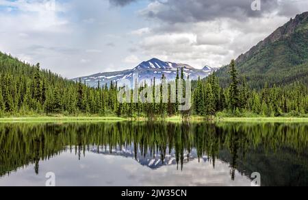 Einer der drei Seen mit einer Bergkette im Hintergrund im Denali National Park, Alaska Stockfoto