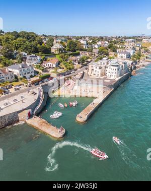 Ken, der Ferryman, der vom Coliemore Harbour nach Dalkey Island fährt Stockfoto