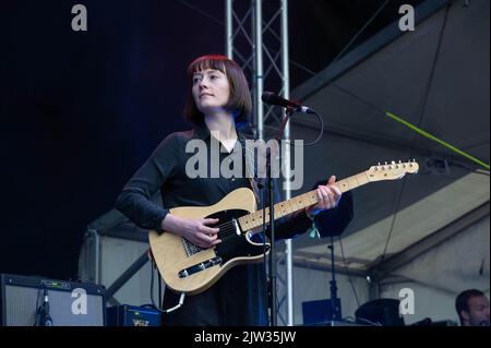 Cloth - Rachael Swinton spielt Gitarre und singt auf der Gitarre und Mcchines Bühne Stockfoto