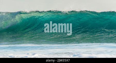 Am Praa Sands Beach Cornwall stürzten die Moody Waves in die Küste. Stockfoto