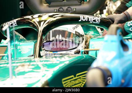 Zandvoort, Niederlande. 03. September 2022. Motorsport: Formel-1-Weltmeisterschaft, großer Preis der Niederlande, 3. freies Training: Sebastian Vettel aus Deutschland vom Aston Martin-Team sitzt vor dem Training in seinem Auto. Das Rennen des Großen Preises der Niederlande findet am 04. September 2022 statt. Kredit: Hasan Bratic/dpa/Alamy Live Nachrichten Stockfoto