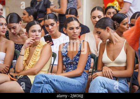 Junge spanische Models haben während der Fashion Week Malaga, Andalusien, Spanien, angewiesen, den Laufsteg zu laufen. Stockfoto