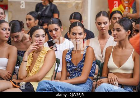 Junge spanische Models haben während der Fashion Week Malaga, Andalusien, Spanien, angewiesen, den Laufsteg zu laufen. Stockfoto