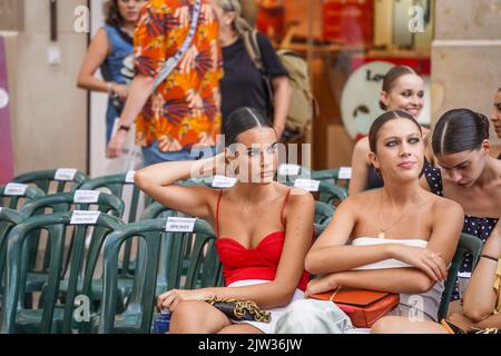 Junge spanische Models haben während der Fashion Week Malaga, Andalusien, Spanien, angewiesen, den Laufsteg zu laufen. Stockfoto