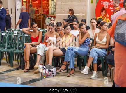 Junge spanische Models haben während der Fashion Week Malaga, Andalusien, Spanien, angewiesen, den Laufsteg zu laufen. Stockfoto