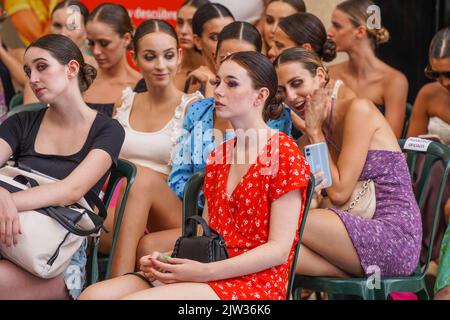 Junge spanische Models haben während der Fashion Week Malaga, Andalusien, Spanien, angewiesen, den Laufsteg zu laufen. Stockfoto