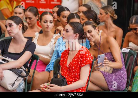 Junge spanische Models haben während der Fashion Week Malaga, Andalusien, Spanien, angewiesen, den Laufsteg zu laufen. Stockfoto