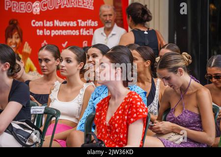 Junge spanische Models haben während der Fashion Week Malaga, Andalusien, Spanien, angewiesen, den Laufsteg zu laufen. Stockfoto