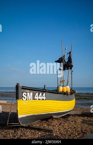 Das von Shoreham registrierte Fischerboot Julie Ann trägt die Nummer SM444 mit seiner nautischen Ausrüstung und den Hummer-Pot-Markern, die am Worthing Beach in Wes vorgeführt wurden Stockfoto