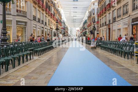 Leere Stühle und langer Laufsteg während der Fashion Week Malaga in der Calle Larios, Andalusien, Costa del Sol Spanien. Stockfoto