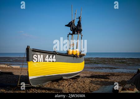 Das von Shoreham registrierte Fischerboot Julie Ann trägt die Nummer SM444 mit seiner nautischen Ausrüstung und den Hummer-Pot-Markern, die am Worthing Beach in Wes vorgeführt wurden Stockfoto