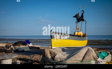 Das von Shoreham registrierte Fischerboot Julie Ann trägt die Nummer SM444 mit seiner nautischen Ausrüstung und den Hummer-Pot-Markern, die am Worthing Beach in Wes vorgeführt wurden Stockfoto