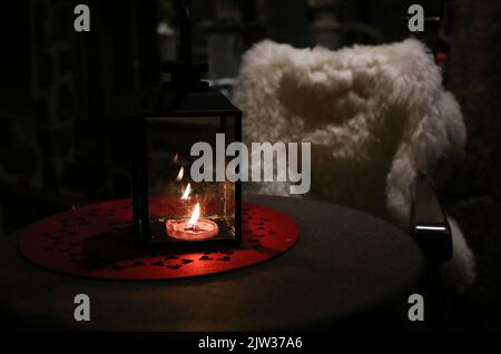 Laternen mit Kerzen. Schönes Licht in warmen Farbtönen, das eine romantische Bauernatmosphäre schafft. Auch schön wie eine Weihnachtsdekoration. Stockfoto