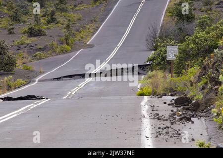 Verwüstete Straße am Crater Rim Drive nach einem Vulkanausbruch im Volcano National Park auf der Big Island in Hawaii. Stockfoto