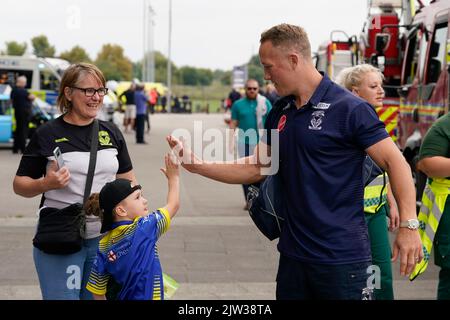 Jason Clark #14 von Warrington Wolves hat einen jungen Fan, als er vor seinem letzten Spiel für Wolves im Betfred Super League Spiel im Stadion ankommt Salford Red Devils vs Warrington Wolves im AJ Bell Stadium, Eccles, Großbritannien, 3.. September 2022 (Foto by Steve Flynn/News Images) Stockfoto