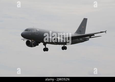 604, ein Airbus A319-112 der ungarischen Luftwaffe (HunAF), der in RAF Fairford in Gloucestershire, England, ankommt, um das ungarische Kontingent zu unterstützen, das an der Royal International Air Tattoo 2022 (RIAT 2022) teilnimmt. Stockfoto