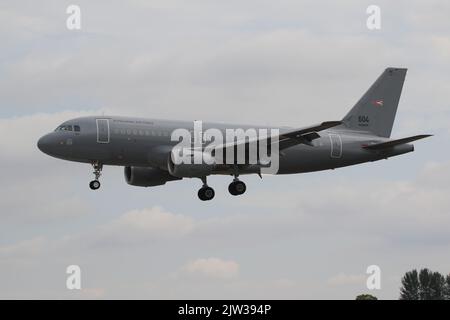 604, ein Airbus A319-112 der ungarischen Luftwaffe (HunAF), der in RAF Fairford in Gloucestershire, England, ankommt, um das ungarische Kontingent zu unterstützen, das an der Royal International Air Tattoo 2022 (RIAT 2022) teilnimmt. Stockfoto