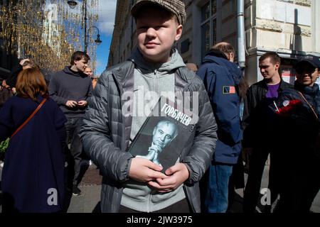 Moskau, Russland. 3.. September 2022. Ein junger Mann hält ein Buch von William Taubman vor dem Säulensaal des Hauses der Gewerkschaften, in dem in Moskau, Russland, ein Gedenkgottesdienst für Michail Gorbatschow abgehalten wird, mit dem Titel „Gorbatschow: Sein Leben und seine Zeiten“. Nikolay Vinokurov/Alamy Live News Stockfoto