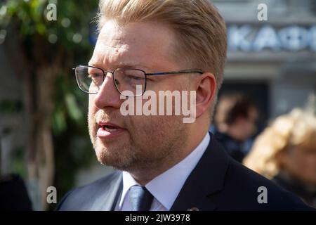 Moskau, Russland. 3.. September 2022. Nikolai Rybakow, Vorsitzender der Partei Jabloko, ist vor dem Säulensaal des Gewerkschaftshauses zu sehen, wo in Moskau, Russland, ein Gedenkgottesdienst für Michail Gorbatschow abgehalten wird. Nikolay Vinokurov/Alamy Live News Stockfoto