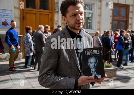 Moskau, Russland. 3.. September 2022. Ein junger Mann hält ein Buch von William Taubman vor dem Säulensaal des Hauses der Gewerkschaften, in dem in Moskau, Russland, ein Gedenkgottesdienst für Michail Gorbatschow abgehalten wird, mit dem Titel „Gorbatschow: Sein Leben und seine Zeiten“. Nikolay Vinokurov/Alamy Live News Stockfoto