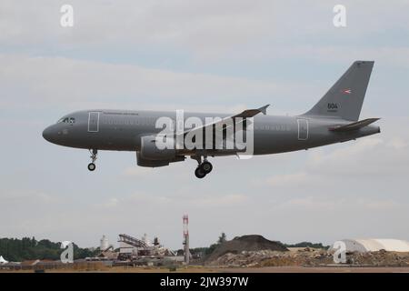 604, ein Airbus A319-112 der ungarischen Luftwaffe (HunAF), der in RAF Fairford in Gloucestershire, England, ankommt, um das ungarische Kontingent zu unterstützen, das an der Royal International Air Tattoo 2022 (RIAT 2022) teilnimmt. Stockfoto