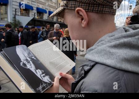 Moskau, Russland. 3.. September 2022. Ein junger Mann liest ein Buch von William Taubman vor dem Säulensaal des Hauses der Gewerkschaften, in dem in Moskau, Russland, ein Gedenkgottesdienst für Michail Gorbatschow abgehalten wird. Nikolay Vinokurov/Alamy Live News Stockfoto